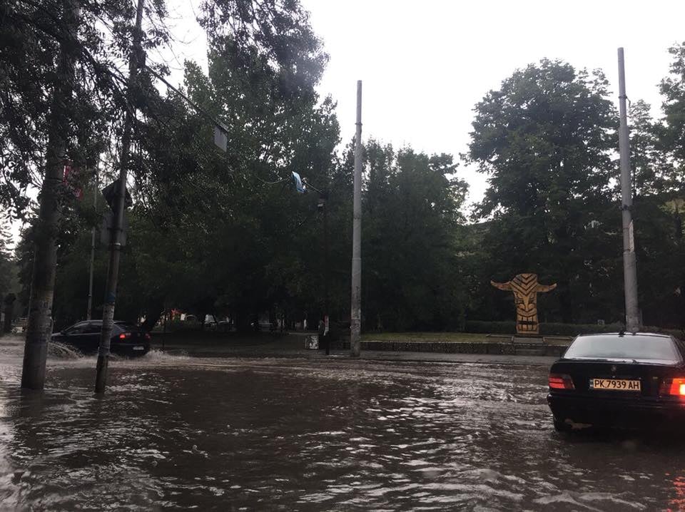 Страховита буря удари Перник, поройният дъжд превърна града във Венеция, но всичко завърши с... (СНИМКИ/ВИДЕО)