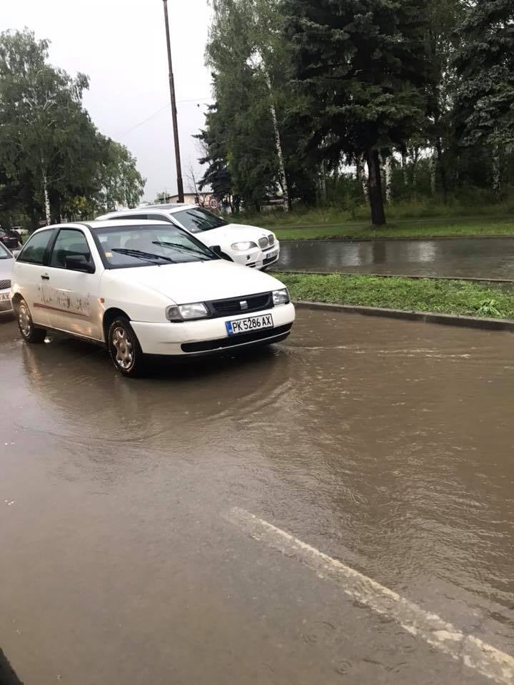 Страховита буря удари Перник, поройният дъжд превърна града във Венеция, но всичко завърши с... (СНИМКИ/ВИДЕО)