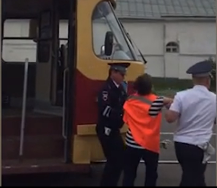 Полицаи измъкнаха от трамвай пияни ватманка и кондукторка