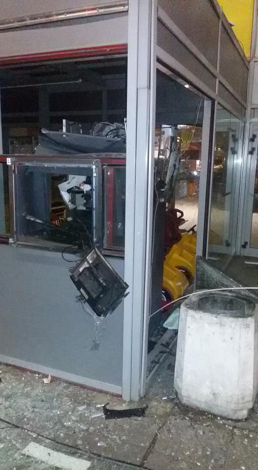 Първо в БЛИЦ: Зрелищни СНИМКИ от мощния взрив на банкомата в „Люлин“, двама бандити офейкали с кола