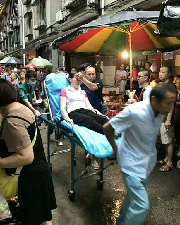 Ужасяващо ВИДЕО 18+! Китайка оживя, след като огромен шиш прониза главата й