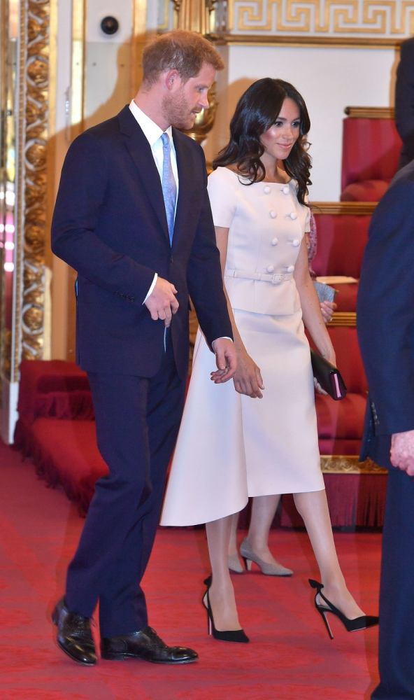 Гръм в рая? Принц Хари отказа да хване за ръка съпругата си Меган Маркъл на официално мероприятие (ВИДЕО)