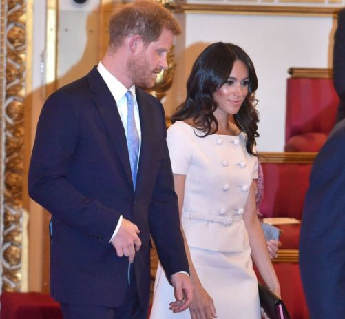 Гръм в рая? Принц Хари отказа да хване за ръка съпругата си Меган Маркъл на официално мероприятие (ВИДЕО)