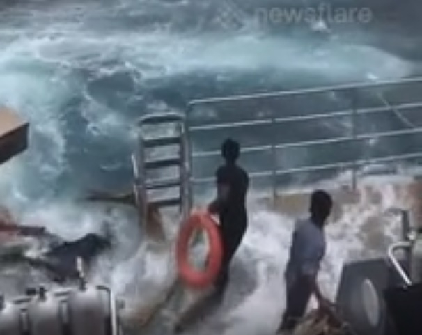 Лодки със 127 туристи се преобърнаха в Тайланд, 49 още са в неизвестност (ВИДЕО)