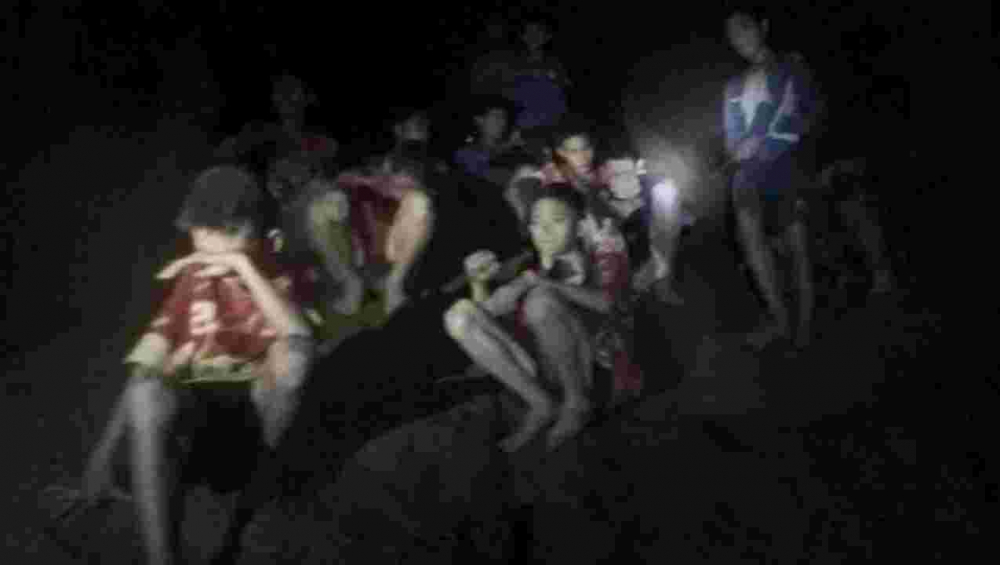 Нова трагедия удари спасителната акция на момчетата, заклещени в пещера в Тайланд