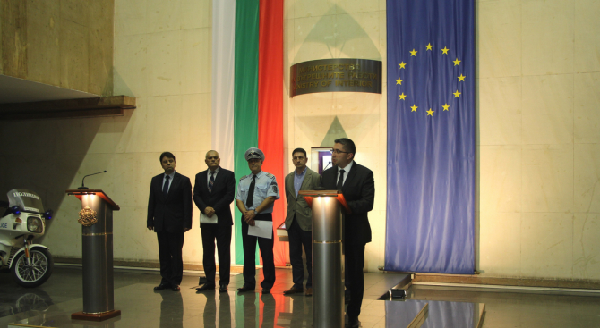 Министрите Радев и Нанков с апел към водачите