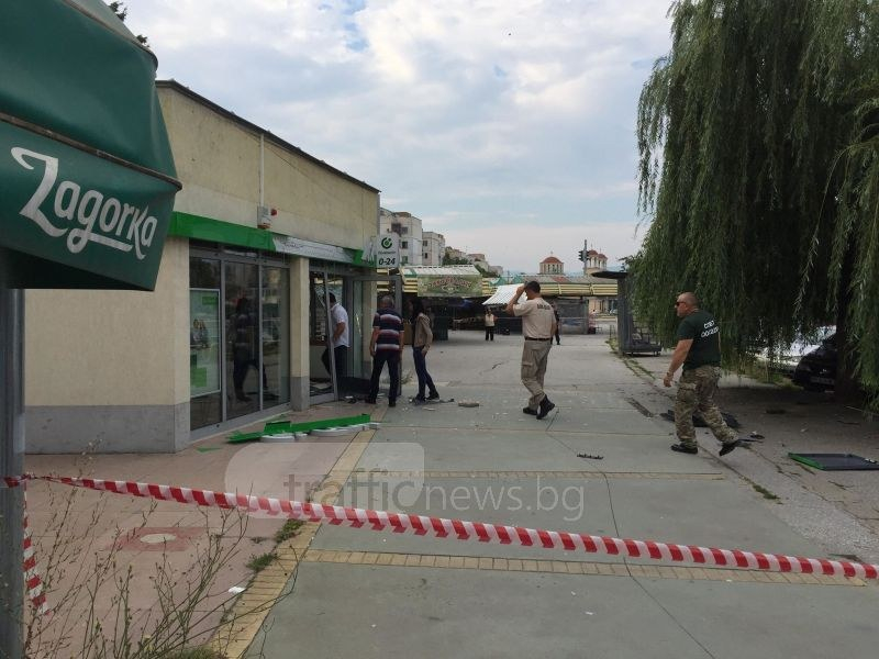Полицаи погнаха двамата бандити, взривили банкомата в Пловдив, отмъкнали са 200 бона!