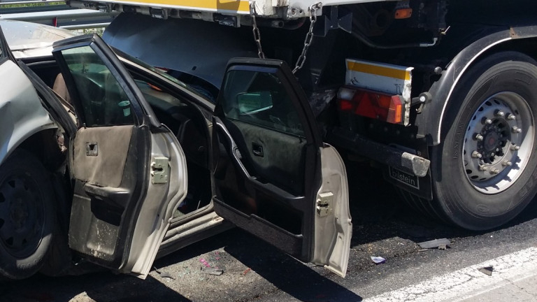 Кола и камион се удариха край Кубрат, трима души са в болница 