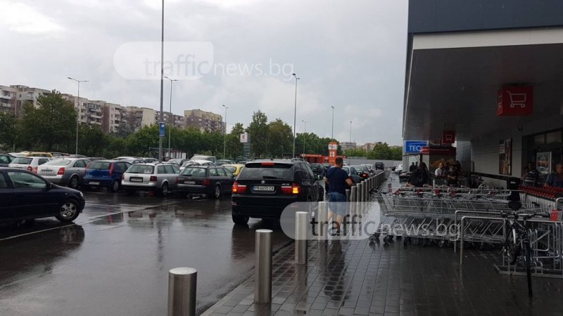 Този наглец с тузарски джип БМВ паркира като цар пред входа на хипермаркет в Пловдив! (СНИМКА)