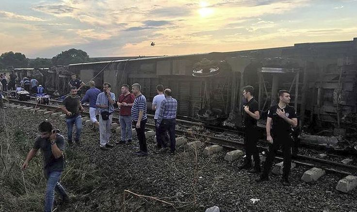 Турското транспортно министерство посочи причината за кървавата влакова трагедия в Текирдаг (СНИМКИ/ВИДЕО)