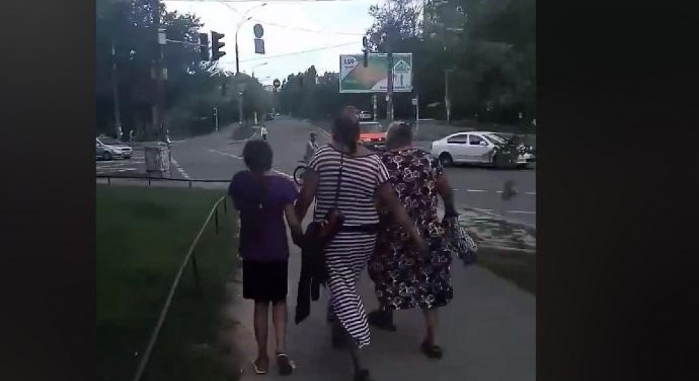 Псуват и показват половите си органи: Мрежата се разгневи от ВИДЕО 18+ с ромки, които ограбили момиче в Киев