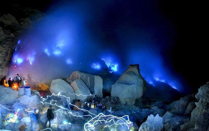 Такова чудо не сте виждали! Вулкан със синя лава грейна пред шашнати туристи (СНИМКИ/ВИДЕО)
