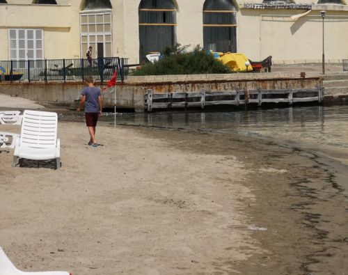 Първи СНИМКИ от паниката на Южния плаж в Китен, при която почиващите бягаха от морето, а на децата беше забранено да доближават водата