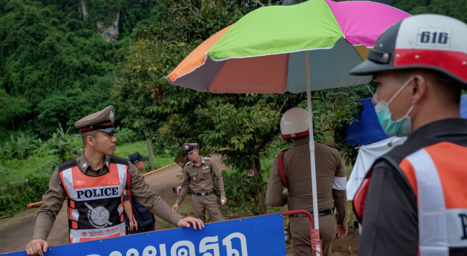 Българин в Тайланд за блокираните деца: Водната маса е нахлула като цунами в пещерата