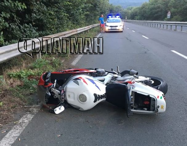 Моторист спретна зрелищна катастрофира на пътя Созопол - Бургас (СНИМКИ)