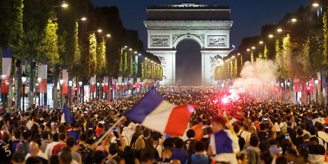 Вечер на всеобщото ликуване. Вижте как в Париж празнуват класирането за финала на Световното (СНИМКИ/ВИДЕО)