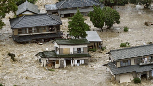 Увеличиха се жертвите на кошмарните наводнения в Япония