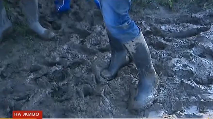 Репортер на Нова го закъса в калта в Мизия, пострадала жена изригна: Помия, това сме ние! (ВИДЕО)