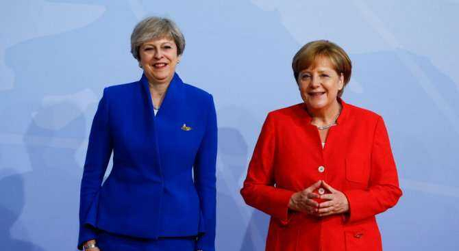 Меркел и Тереза Мей направиха уникален гаф по време на срещата на НАТО (СНИМКА)