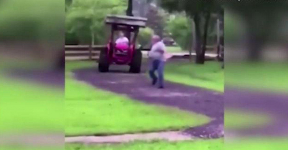 Обезумял възрастен мъж се опита да сгази с трактор съседа си (ВИДЕО) 