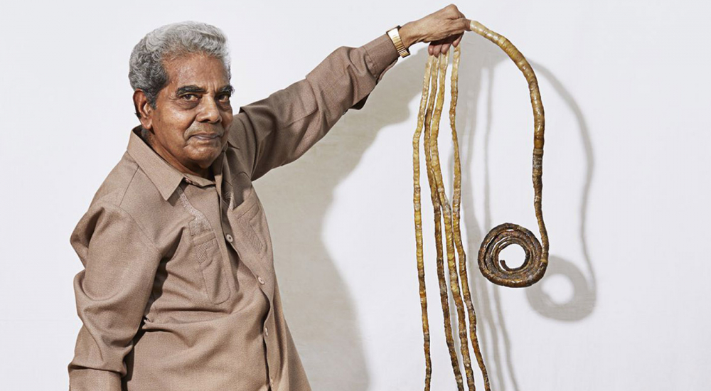 Индиец се раздели с ноктите на лявата си ръка, след като 66 години си ги отглежда грижовно (СНИМКИ/ВИДЕО)