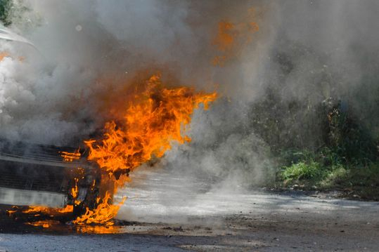 Сутрешен кошмар в Благоевград! Шофьор завъртя ключа за запалване и джипът му пламна
