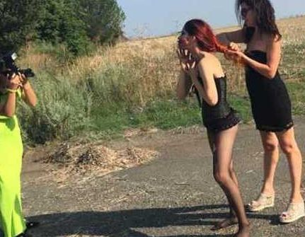 Шок и ужас в Бургас! Полуголи красавици си правят еротична фотосесия, но... (СНИМКИ 18+)