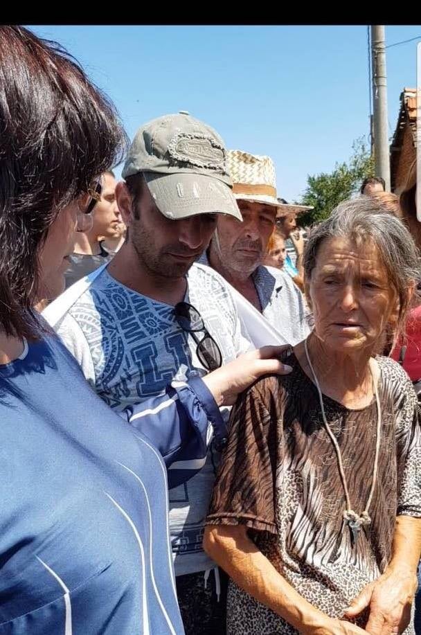 И Корнелия Нинова се включи в живата верига пред дома на баба Дора!