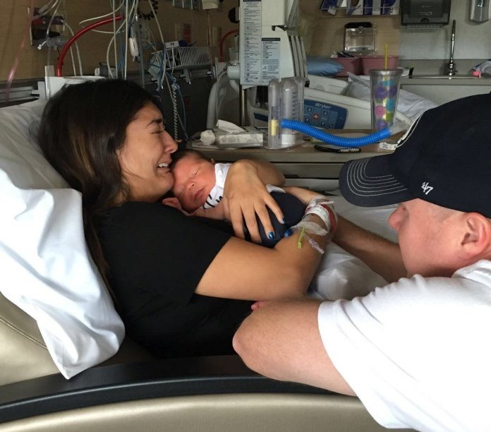 Трогателни СНИМКИ показват как майка вижда за пръв път бебето си след 7 дни борба за живот 