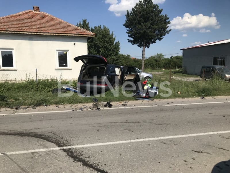 Два тузарски джипа направиха голяма беля на кръстовище в Тополовец (СНИМКИ)