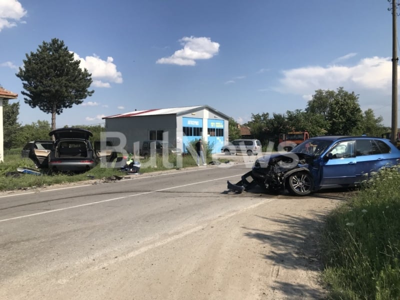 Два тузарски джипа направиха голяма беля на кръстовище в Тополовец (СНИМКИ)