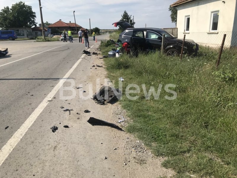 Два тузарски джипа направиха голяма беля на кръстовище в Тополовец (СНИМКИ)