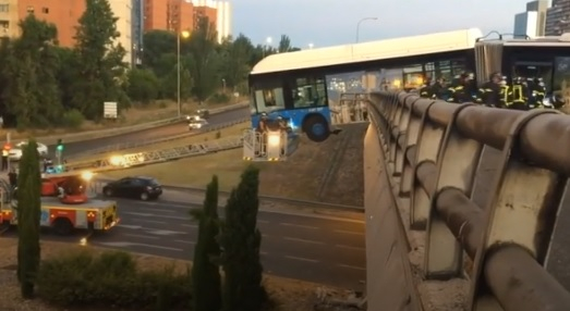 Зрелищна катастрофа в Мадрид: Автобус увисна от мост (СНИМКА)