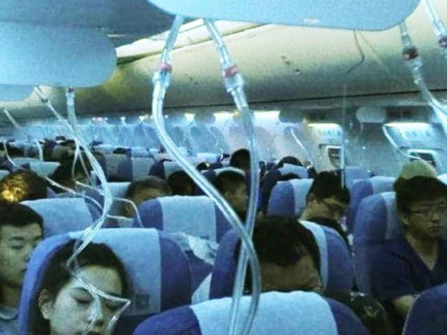 Пилот запали цигара в самолет, което доведе до разхерметизиране на салона (СНИМКИ)