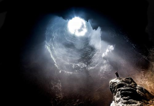 Страховито! Туристи се натъкнаха на огромен подземен дракон в пещера