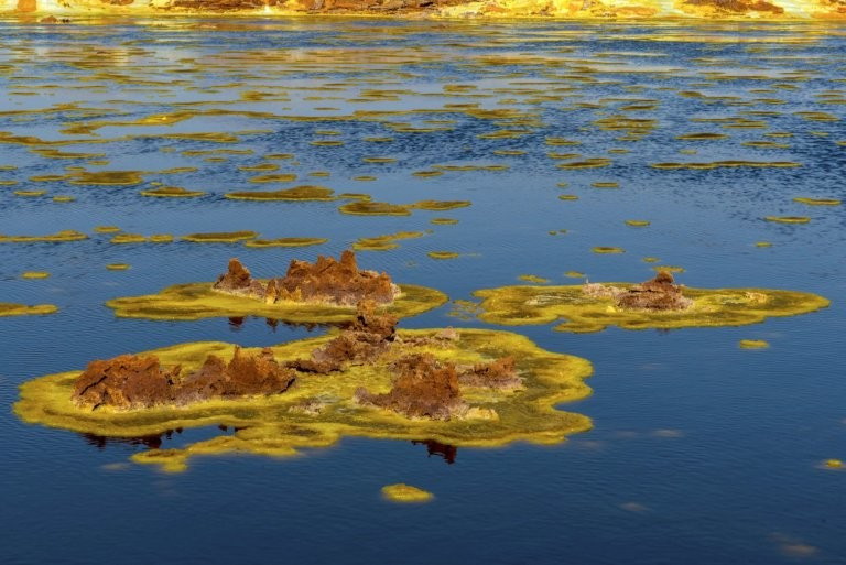 Фотограф засне уникални СНИМКИ на киселинни водни басейни, една капка от които разяжда плътта до костите 