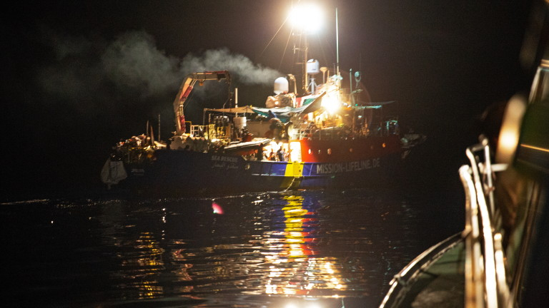 Италия допусна кораб със стотици мигранти до свое пристанище