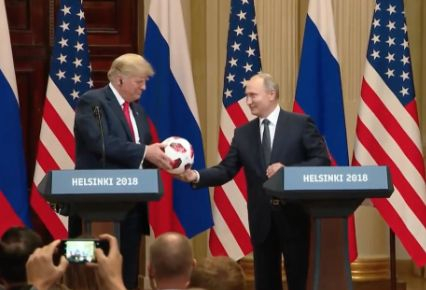 Футболни закачки: Путин подари топка на Тръмп, той я прехвърли на… (СНИМКИ/ВИДЕО)