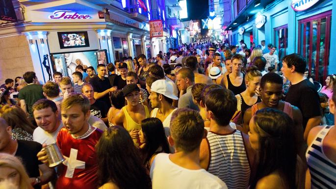 Чисто голи британки масово се чифтосват по улиците на Майорка, местните хора са в шок (СНИМКИ 18+)