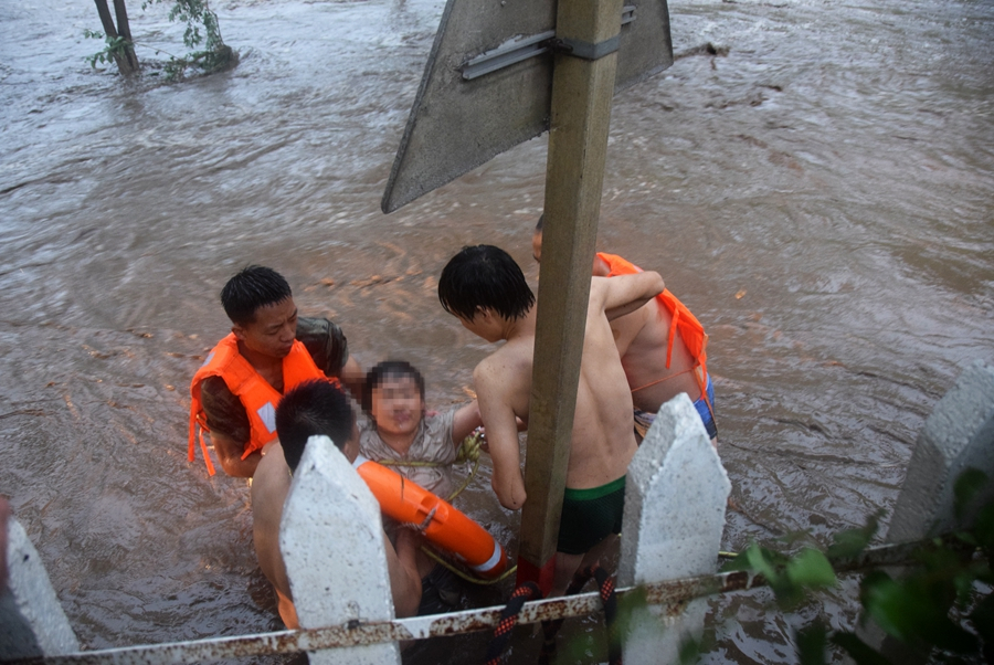 Пекин е под вода! Проливни дъждове и наводнения удавиха китайската столица (СНИМКИ/ВИДЕО)