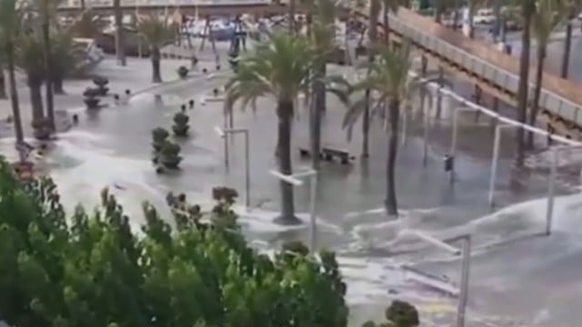 Туристите в два испански курорта изпищяха на умряло! Мини цунами удари плажната ивица (ВИДЕО)