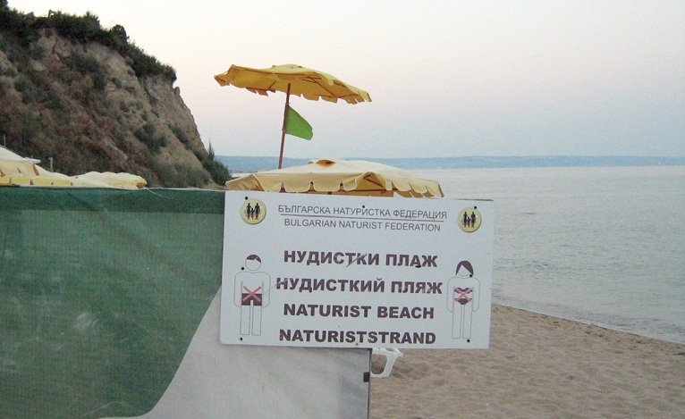 Бургаски общински съветник изригна: Мацките си свалят банските, за да им зяпаме циците по плажа!
