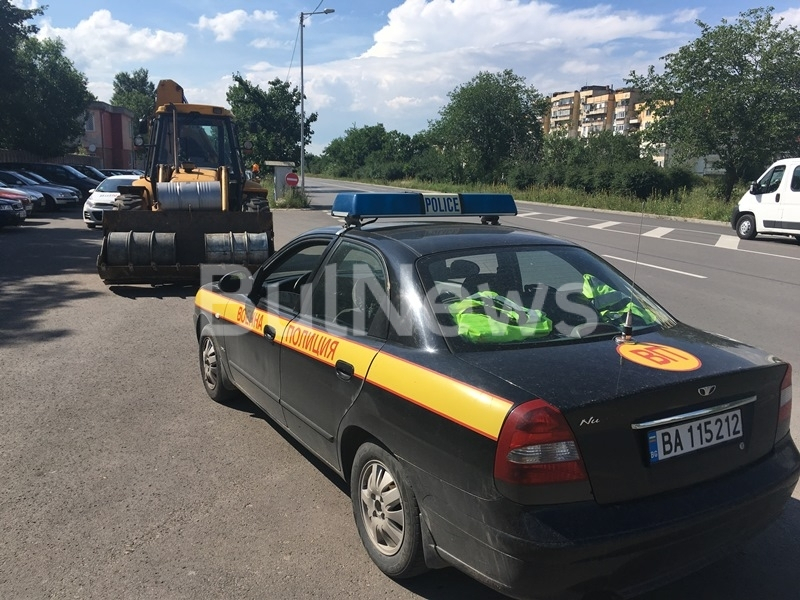 Полицаи спряха фандрома във Враца и онемяха като видяха какво има в коша (СНИМКИ)
