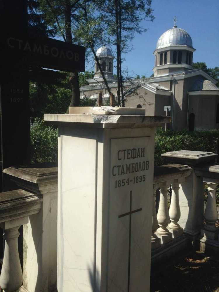 Сигнал за кощунство: Дръзко, нагло и цинично е поруган гроба на Стефан Стамболов под носа на охраната! (СНИМКА)
