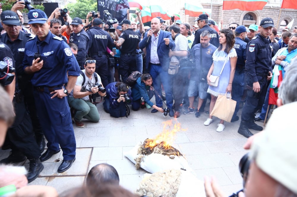 Бой на жълтите павета, протестиращи животновъди щурмуват МС (СНИМКИ)