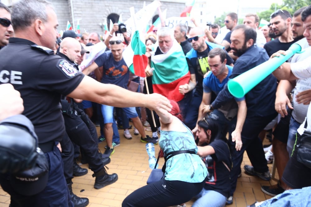 Протестиращи пред МС налитат на полицаи, търсят конфронтация (СНИМКИ)