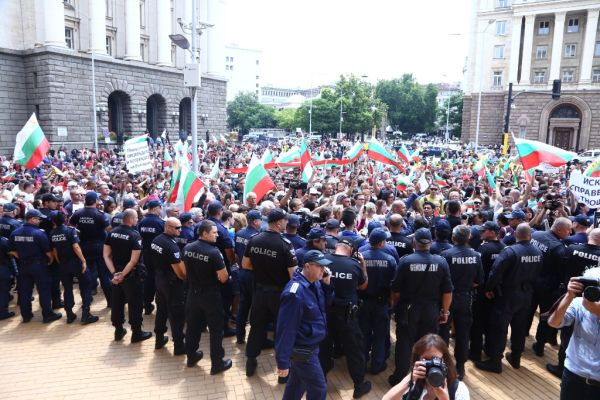 От последните минути: Приключи протестът на животновъдите, ето какво се разбраха с властта! (СНИМКИ)