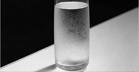 Специалисти обясниха какво се случва с тялото, ако пием по чаша вода преди лягане