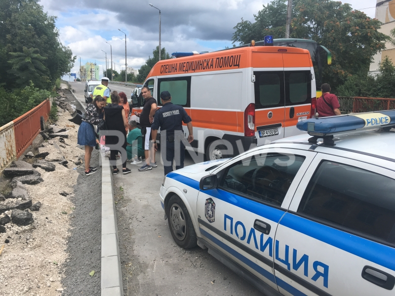 Джип с бременна шофьорка се заби в купчина бетонни плочки във Враца, има пострадало дете (СНИМКИ)