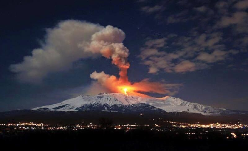 Вулканът Етна се пробуди с мощно изригване 
